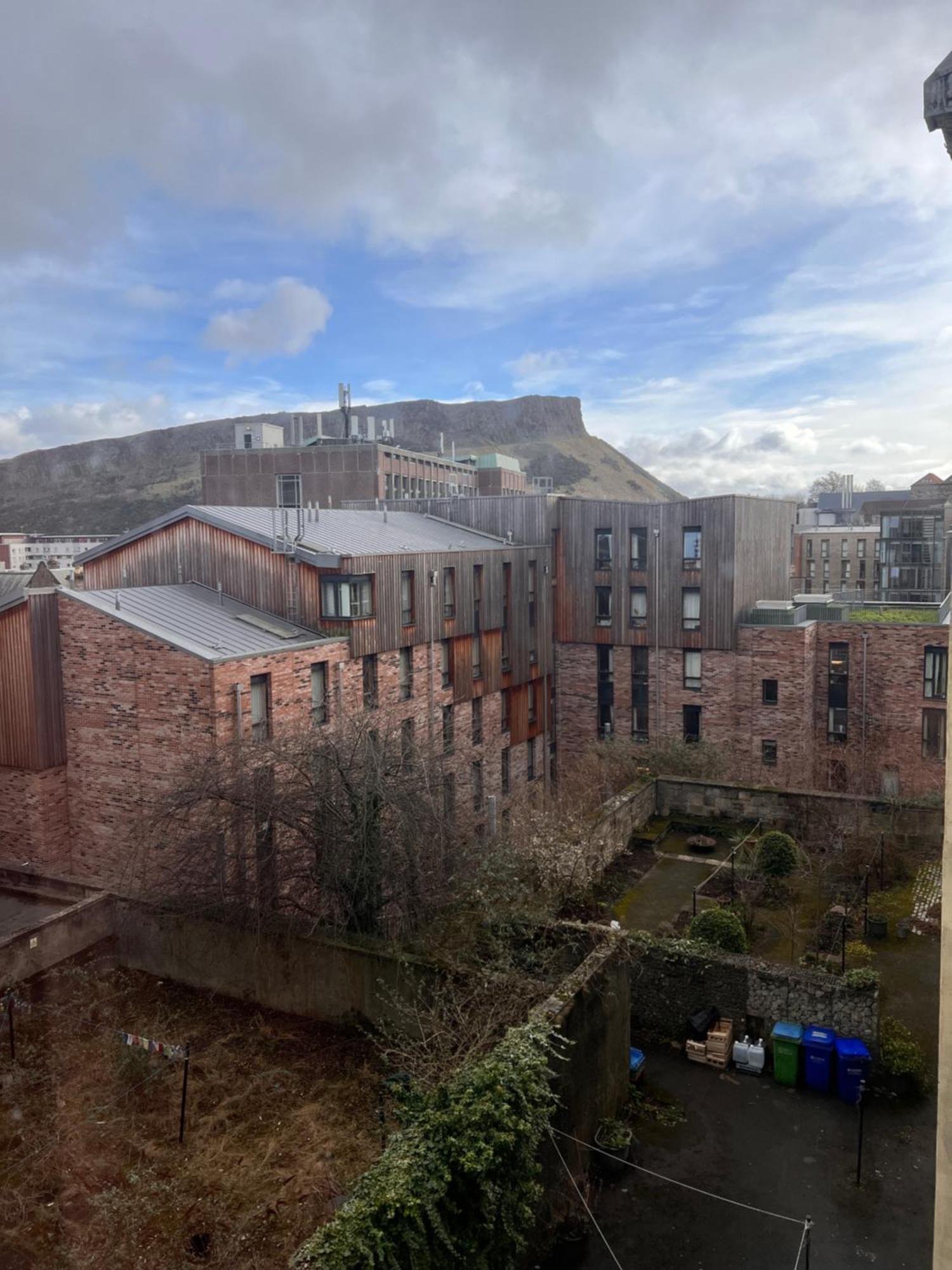 Crags View Apartment On The Royal Mile Edimburgo Exterior foto